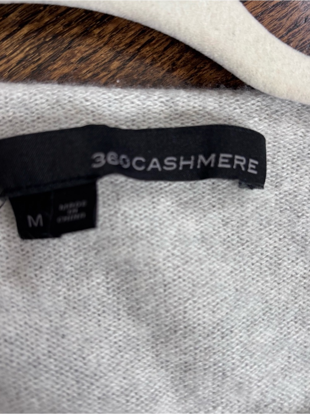360 Cashmere Light Gray V-Neck Cashmere Sweater spot in pics - Picture 4 of 10
